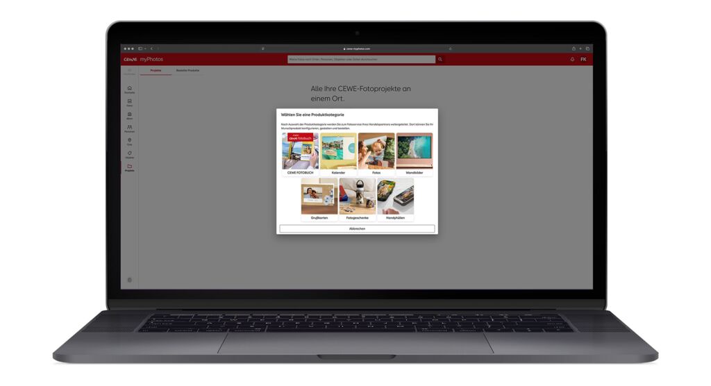 Person arbeitet an kreativen Fotoprodukten auf dem Laptop.