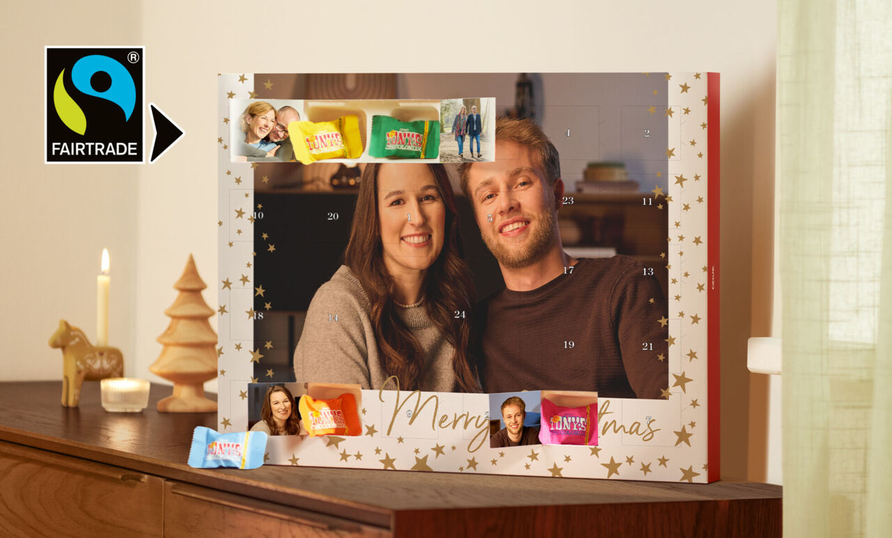 Ein Adventskalender mit verschiedenen Süßigkeiten und einem festlichen Design.